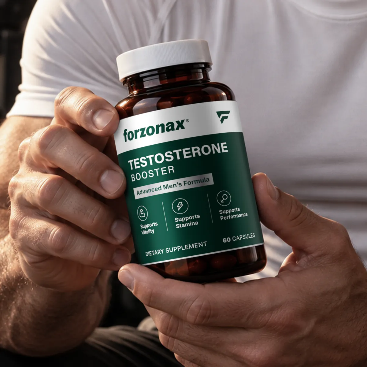 Eine Hand hält eine Flasche Forzonax Testosterone Booster